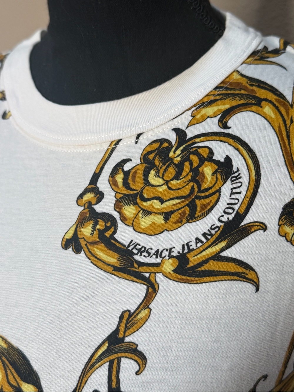 Versace White Tee Sz S (4) . Versace Jeans Couture collection - Picture 6 of 6